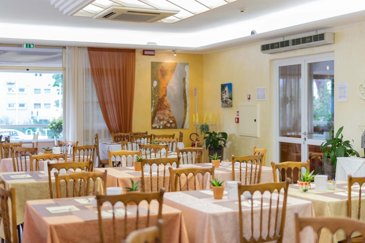 Hotel Alfa Tao Riccione Buitenkant foto