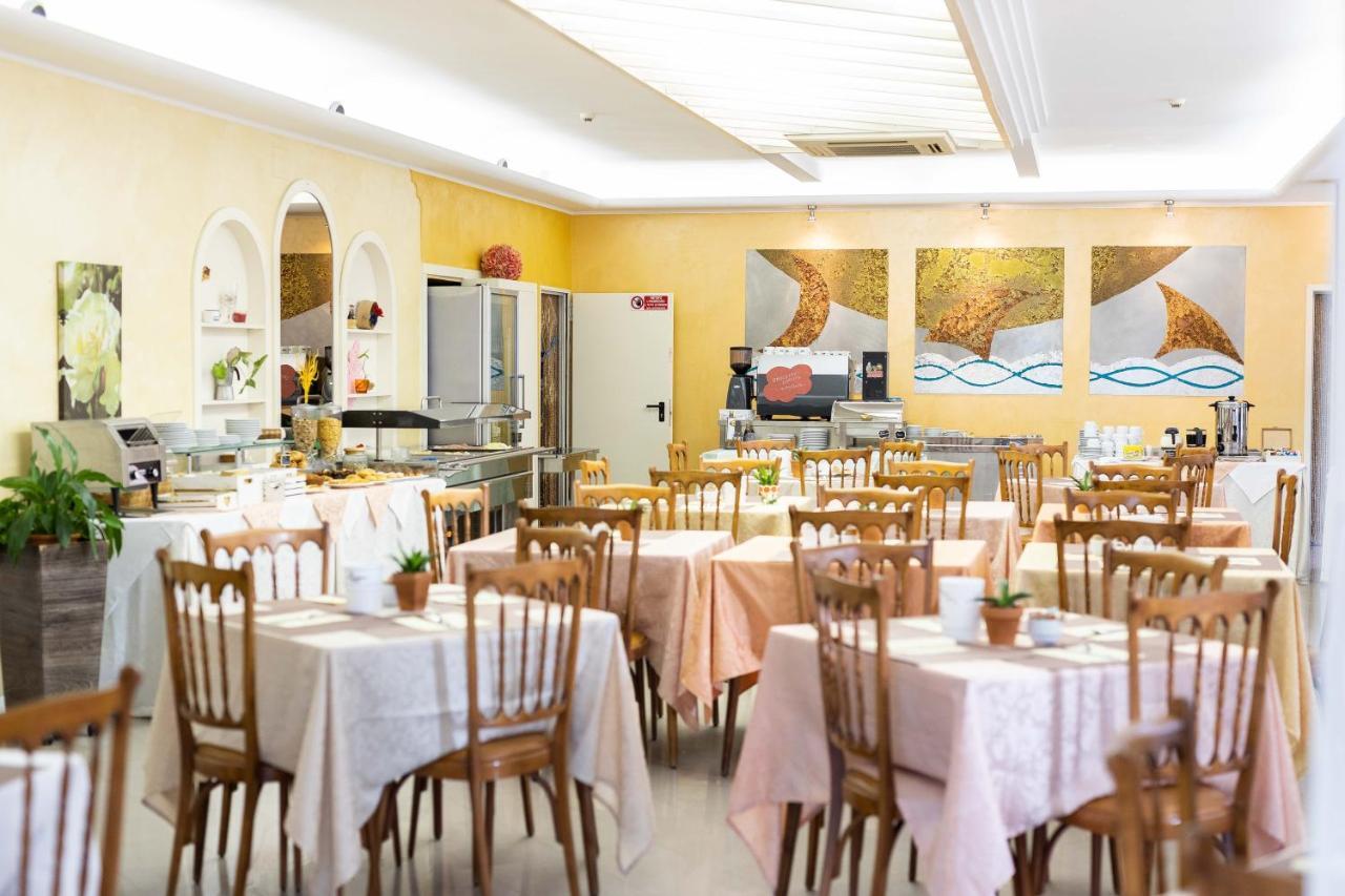 Hotel Alfa Tao Riccione Buitenkant foto